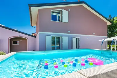 Image de Joli appartement avec climatisation, Wifi, piscine privée, Tv, terrasse, animaux admis et parking