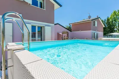 Image de Joli appartement avec Wifi, piscine privée, climatisation, Tv, terrasse, animaux admis et parking