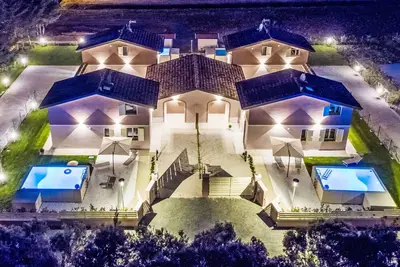 Image de Bel appartement avec Wifi, piscine privée, climatisation, Tv, terrasse, animaux admis et parking