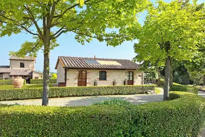 Image de La Capannina avec vue sur les vertes collines toscanes