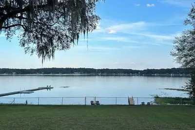 Image de Lakefront home on Crystal Lake 4/2, fishing, water sports, dock, huge back porch