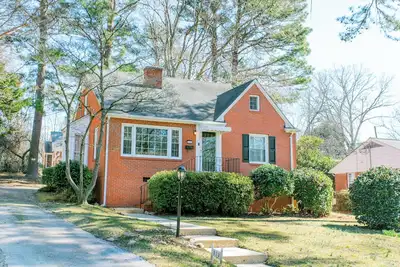 Image de Newly Renovated Mid-Century Home. Walk to Downtown Fuquay. Close to Raleigh.