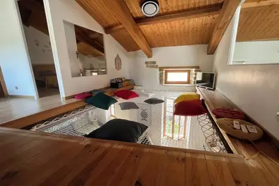 Image de Loft Zen avec filet suspendu (les enfants adoreront! ), dans un village médiéval.