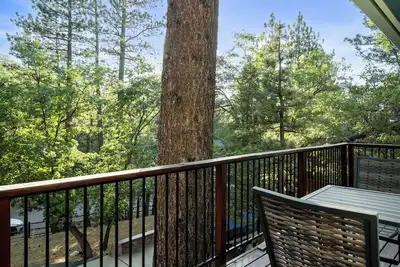 Image de Cozy Modern Moonridge Cabin | Views, Gas Fire Pit, Walk to Trails + More