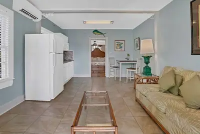 Image de **Antigua Suite @ Seaport Inn** Guest Suite w/ Pool Access + Last Key Services. .