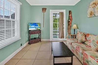 Image de **Barbuda Suite @ Seaport Inn** Guest Suite w/ Pool Access + Last Key Services. .