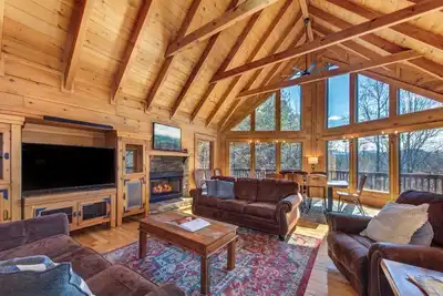 Image de Spacious 4bd Cabin w/ Hot Tub! Fireplaces + Games!