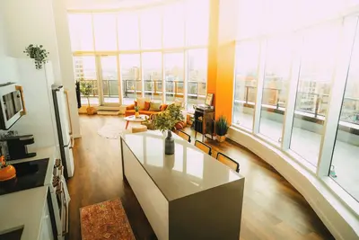 Image de *Penthouse* - Luxe Stay with Views - Free Parking