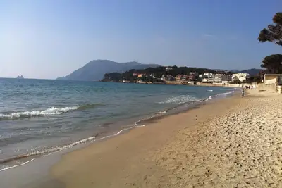 Image de Joli T2 avec terrasse à 10 minutes à pieds des plages!
