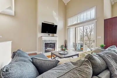 Image de Luxurious Lakeside Retreat with Stunning Views & Resort-Style Amenities