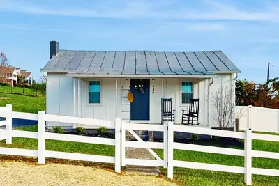 Image de Peaceful farmhouse with Wi-Fi, fire pit, grill, W/D, and great location!