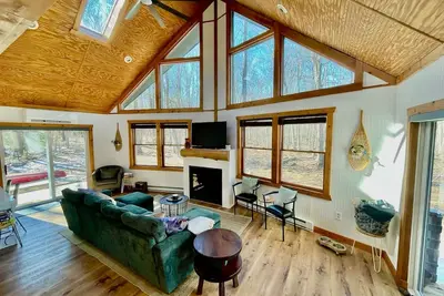 Image de 2 Full Baths, Fireplace, Steps to Lake, In Woods