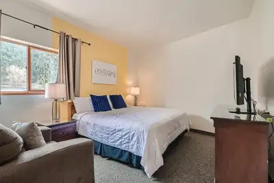 Image de 2 King Suite w/ Private Bedroom in Boutique Mtn Motel