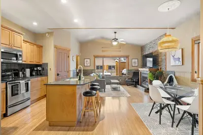 Image de Cozy Lake Escape | Walk to Beach, Bbq & Fire Pit