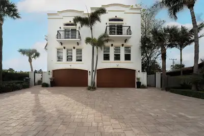 Image de Beachside Luxury Private Townhome w/ Pool, Elevator, Ocean and Marina Views