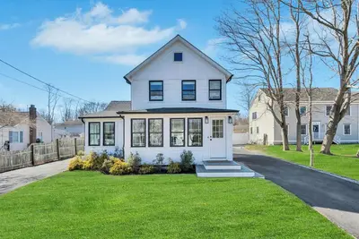Image de Modern home in Greenport, close to beaches, outdoor dining, perfect for families