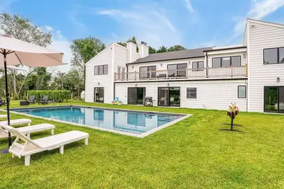 Image de Spacious Southampton home, close to town, beaches, large private yard, . . .