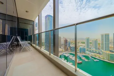 Image de Extravagant Apartment with Pleasurable Marina Views