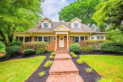 Luxury Home in Vienna, Va I Private Yard I Gym I 30 Day Minimum