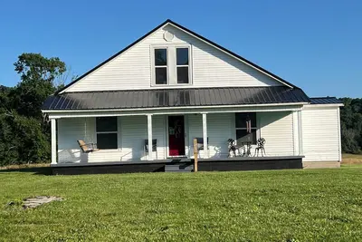 Image de Enjoy peace and quiet in this country home located near the Cumberland River.