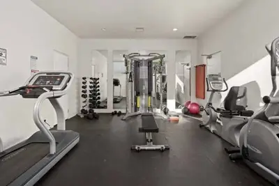 Image de 2-bedroom Condo in Heart of Downtown Calabasas