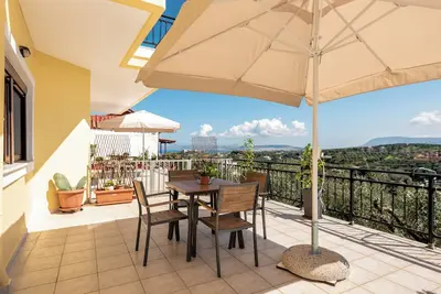Image de A brand new Sunlit one bedroom apartment with ocean view