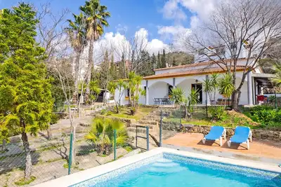 Image de Cubo's Casa Rural Los Lirios de Libar \/ piscine privée \/ grande terrasse \/ vue sur la montagne
