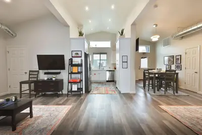 Image de “The Club House” - 7 Minutes from Downtown Sacramento - Stylish 2 bed/2 bath
