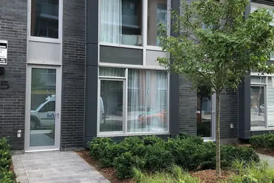 Image de 2-Storey Townhome | Downtown | Free Parking | 100% Walk Score