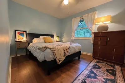 Image de Cheerful Mid Century 3/2 Hideaway in Brevard