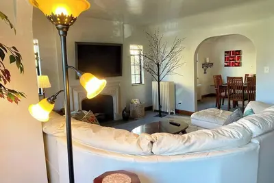 Image de Beautifully furnished, 2 bed European-style apartment in trendy Five Points area