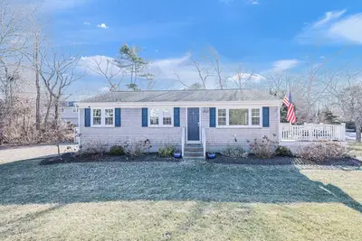 Image de Gorgeous Cape Cod Retreat, w/ modern amenities, Central Ac and water views! ! ! !