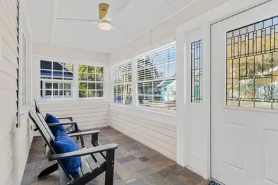 Image de Charming 2br bungalow by Crescent Lake, close to beaches, eats & Dtown St. Pete!
