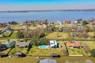 Image de Waterfront Retreat w/ Pool: Family & Fishing Escape in Baytown, Near Houston
