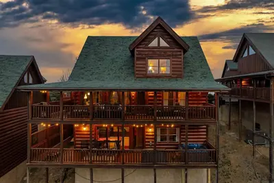 Image de Scenic 4-Bed Cabin with Resort Pools & Golf