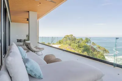 Image de Exclusive Designer Condo w/ 180° Ocean Front