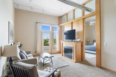 Image de Brilliant Penthouse Loft Tall Ceilings & Elevator Walk to Entertainment!