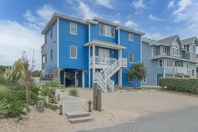 Image de 1861 - Into the Mystic, a spacious 6-bedroom oceanfront home in Corolla, Nc.