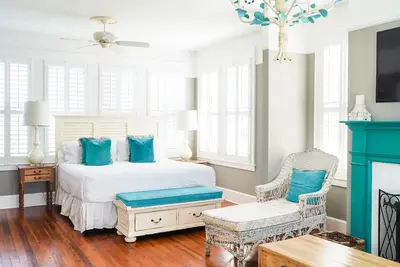 Image de Coast Cottage home steps from pool and beach!