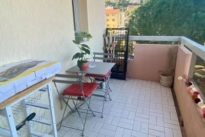 Image de Studio with Pool by the Sea