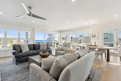 Image de Luxury Ocean View Home | Spacious Outdoor Living | Designer Finishings | Across from the Beach