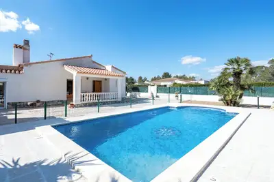 Image de Maison de vacances 'Villa Tivissa Avec Piscine' avec vue sur la mer, Wi-Fi et climatisation