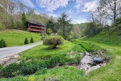 Image de Mountain Retreat Cozy 3-bedroom Cabin - minutes to the New River. Pet friendly!