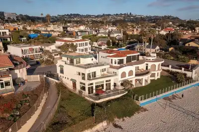 Image de Beachfront Home with 3 Large Decks, Elevator, Family-friendly, Walk to Village