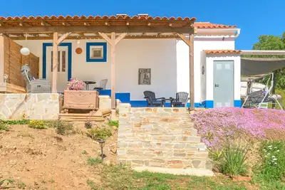 Image de Appartement \"Sunny\" avec vue sur les montagnes, piscine partagée et Wi-Fi