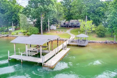 Image de Summer Breeze Cottage - With Private Dock!
