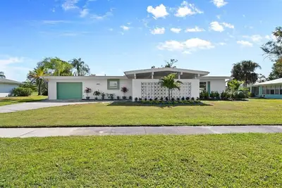 Image de Mid-Century Modern Gem with Stunning Pool in Psl