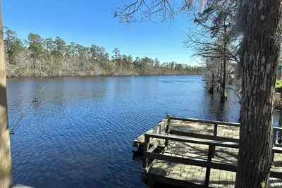 Image de Charming 2-bedroom riverside cottage near beaches with huge bar and deck to fish