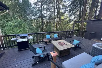 Image de Charming 2-bedroom home tucked in the Redwoods but only steps from downtown…