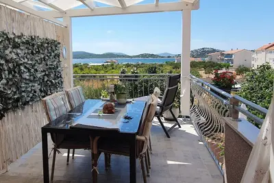 Image de Appartement d'une chambre avec la terrasse et la vue sur le mer Tribunj, Vodice (A-23680-a)